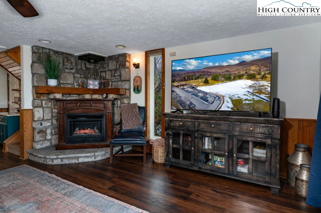 Image number 8 for the current listing