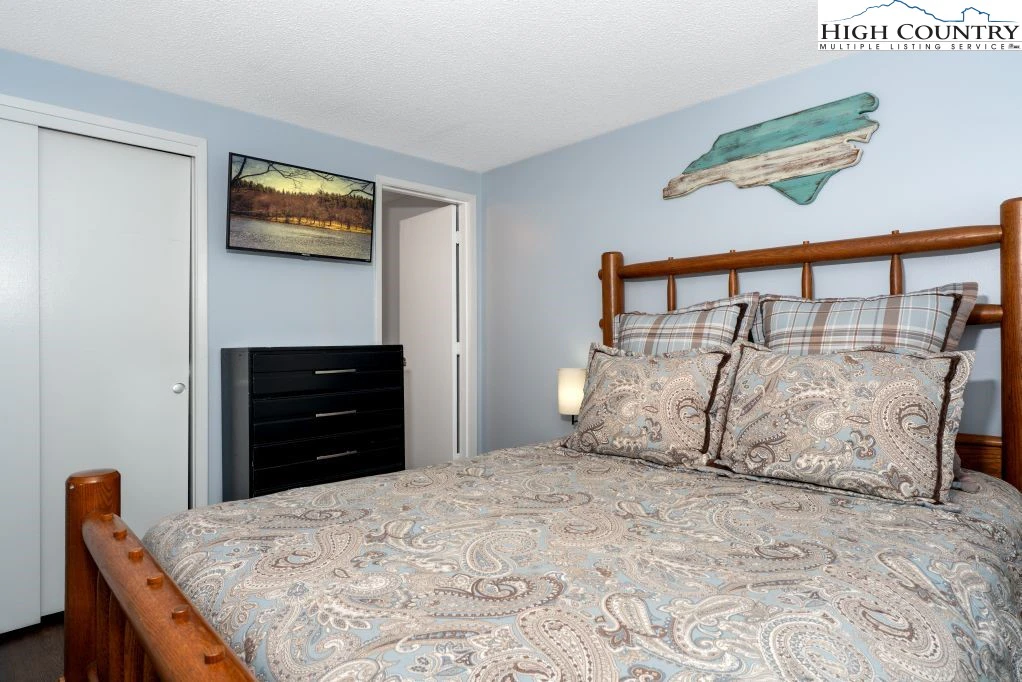 Image number 19 for the current listing