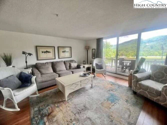Image number 2 for the current listing
