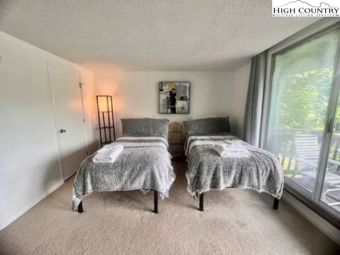 Image number 7 for the current listing