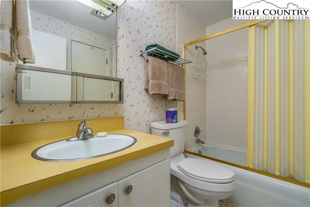 Image number 19 for the current listing