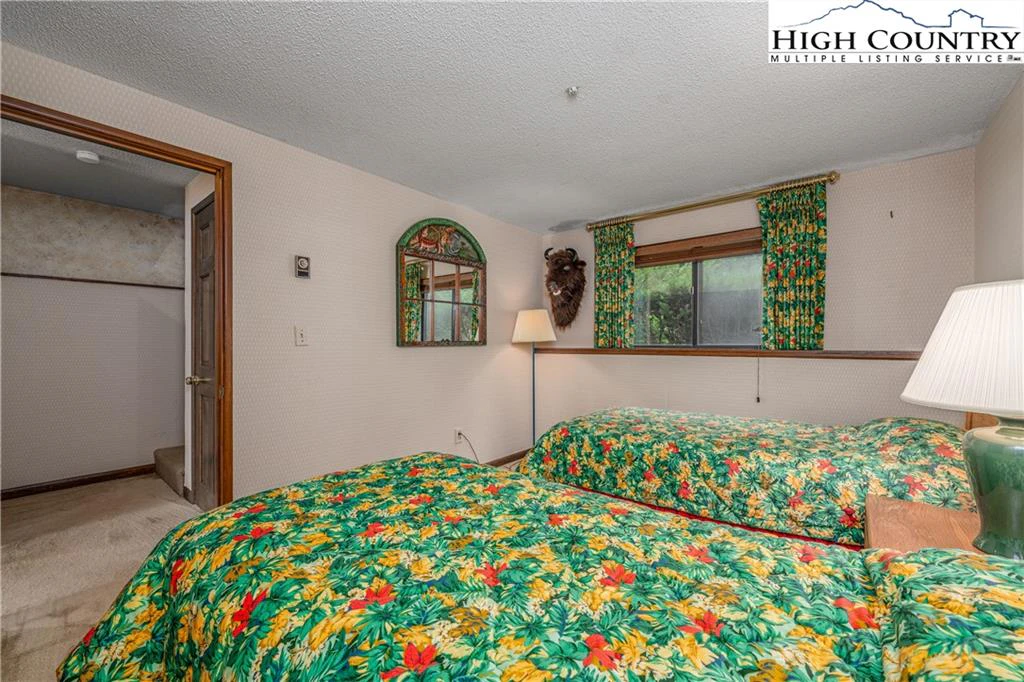 Image number 21 for the current listing