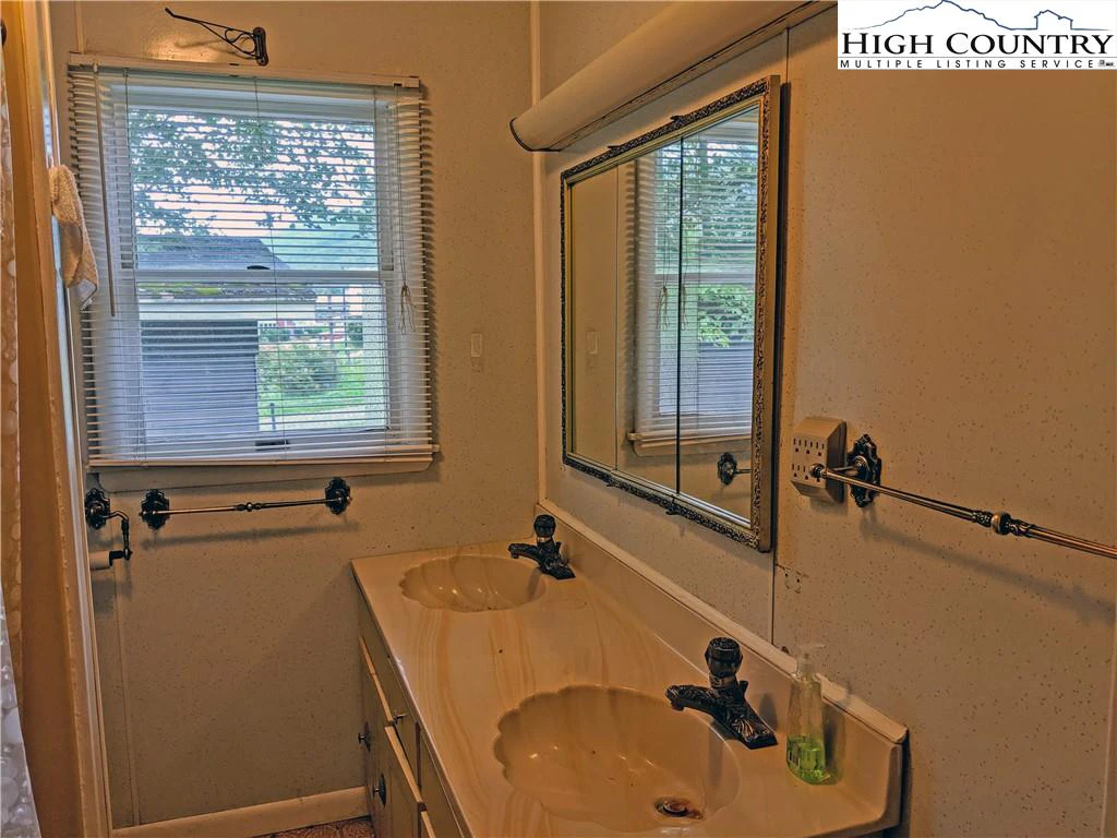 Image number 19 for the current listing