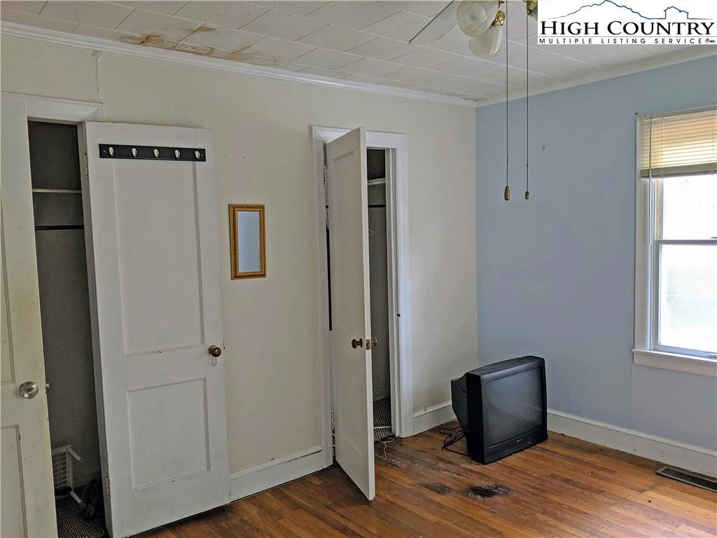 Image number 18 for the current listing