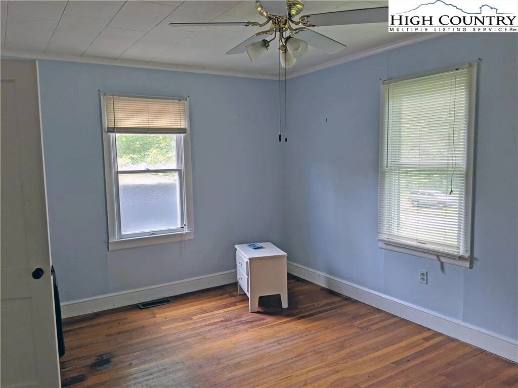 Image number 17 for the current listing