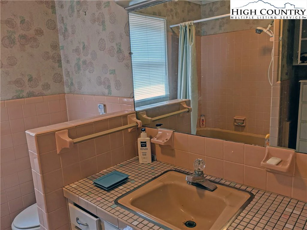 Image number 15 for the current listing