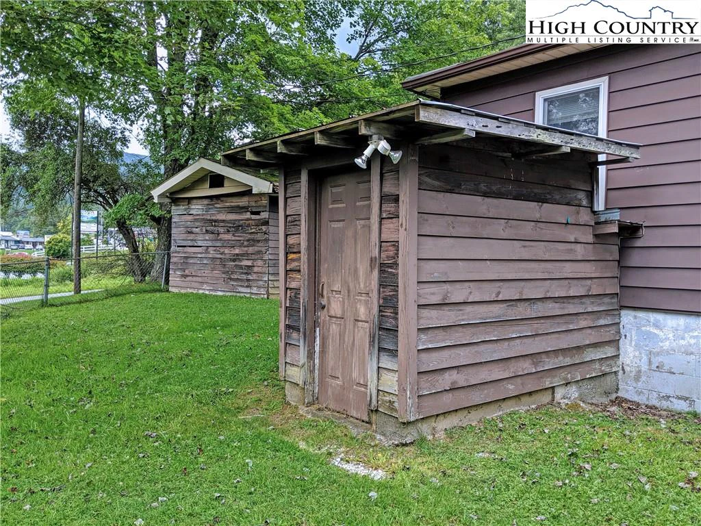 Image number 14 for the current listing