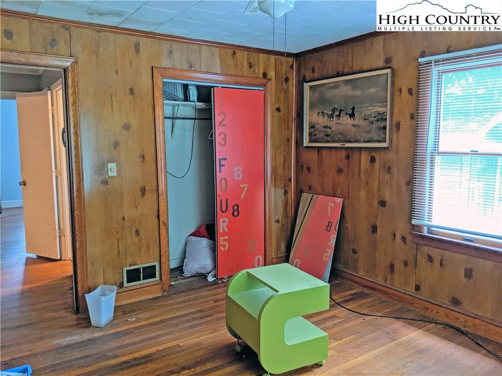 Image number 21 for the current listing