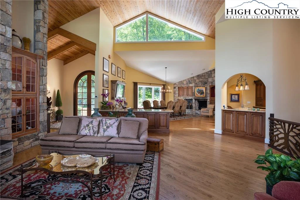 Image number 12 for the current listing