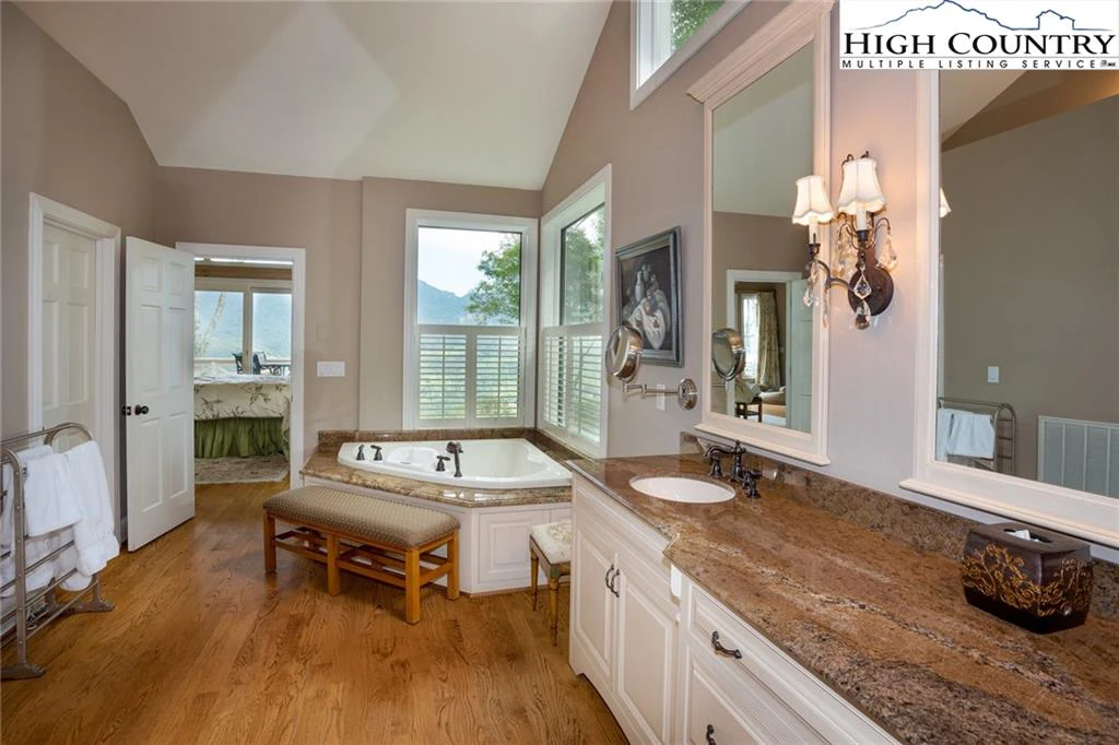 Image number 8 for the current listing