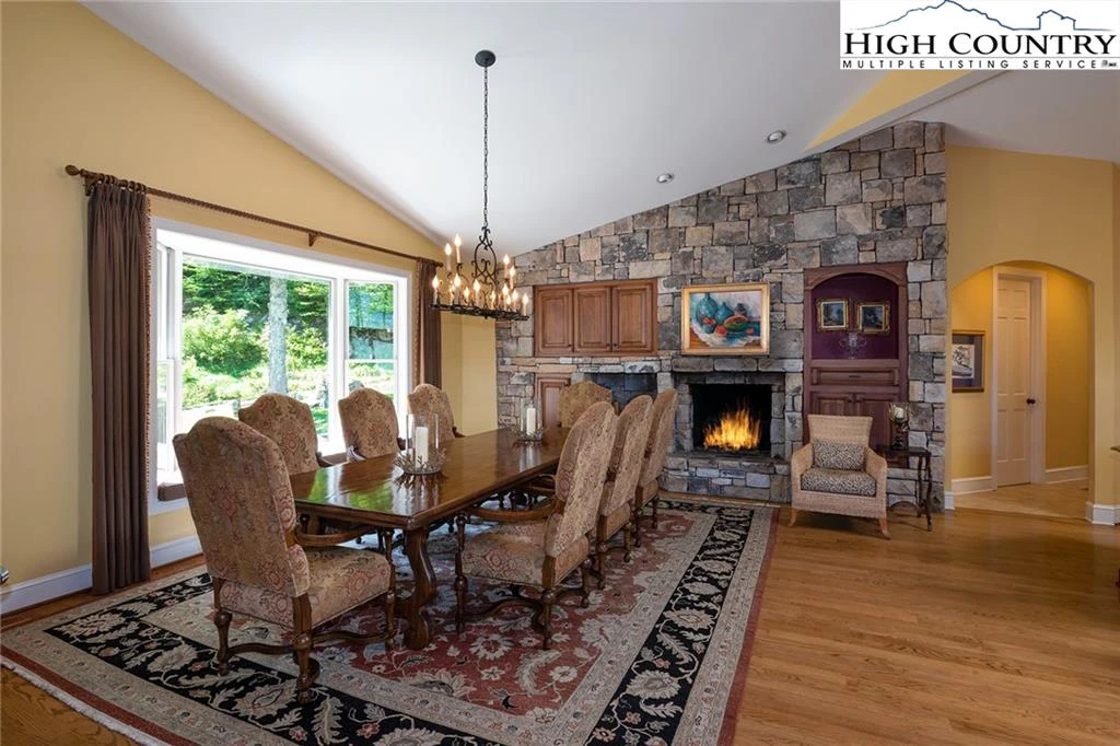 Image number 19 for the current listing