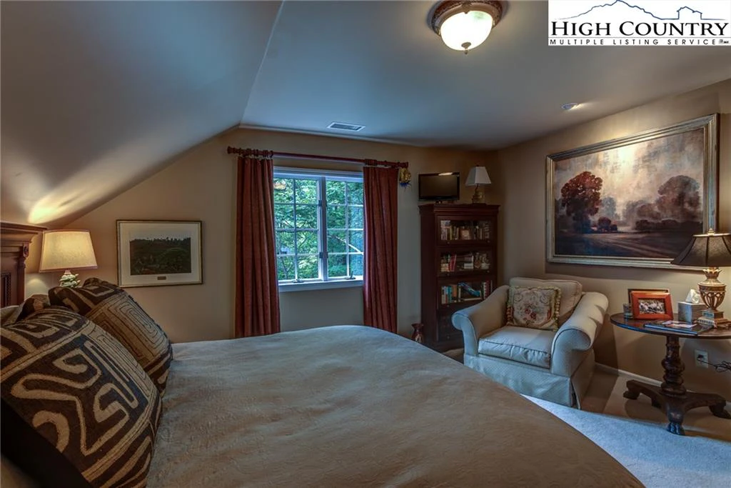 Image number 13 for the current listing