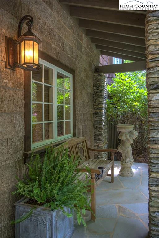 Image number 19 for the current listing