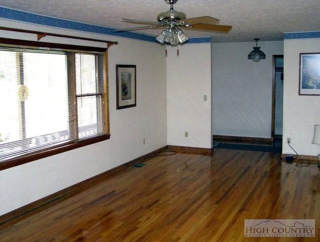 Image number 4 for the current listing