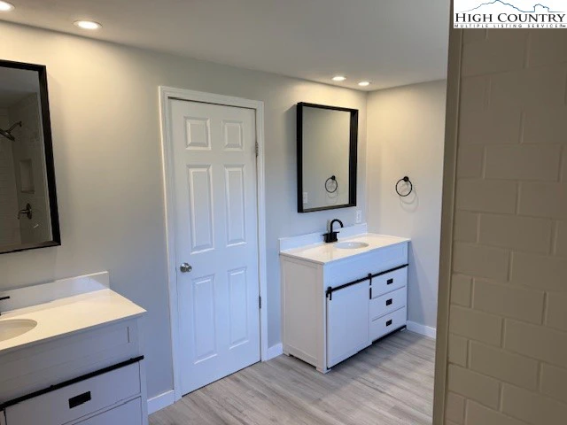 Image number 3 for the current listing