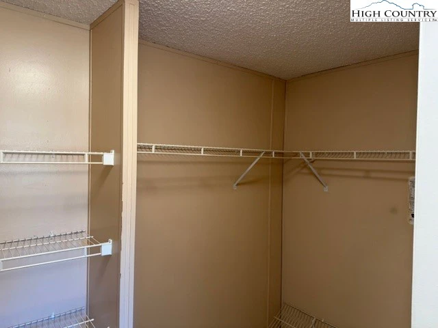 Image number 4 for the current listing