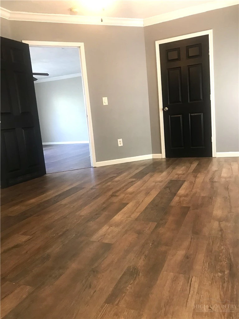 Image number 21 for the current listing
