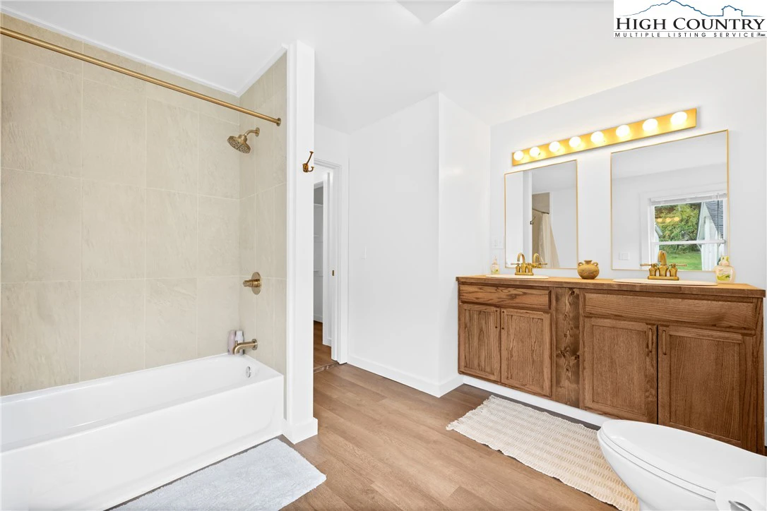 Image number 3 for the current listing