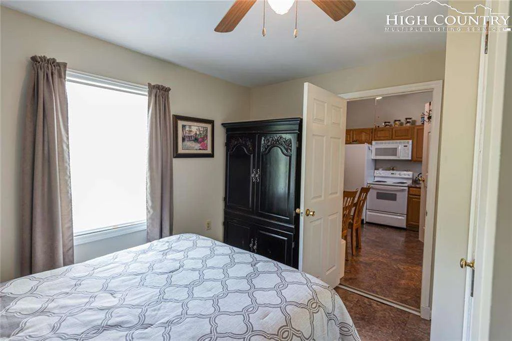 Image number 18 for the current listing
