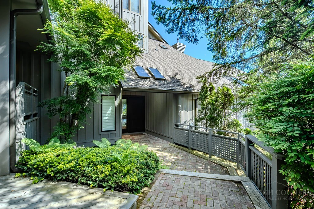 Image number 1 for the current listing