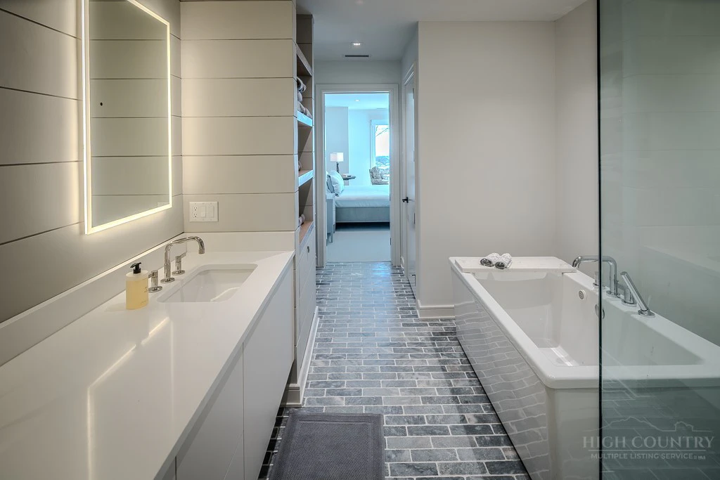Image number 2 for the current listing