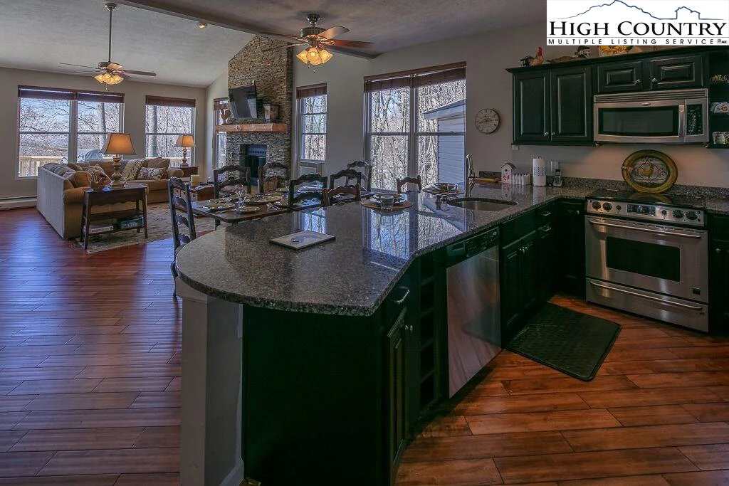 Image number 1 for the current listing