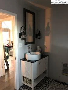 Image number 6 for the current listing