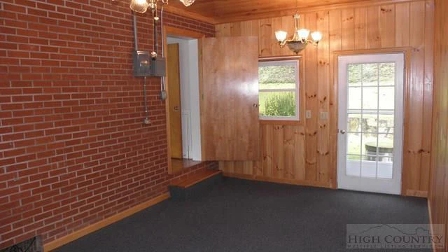 Image number 17 for the current listing