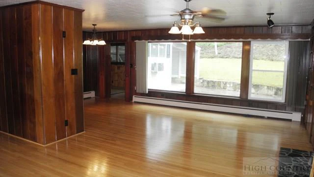 Image number 4 for the current listing