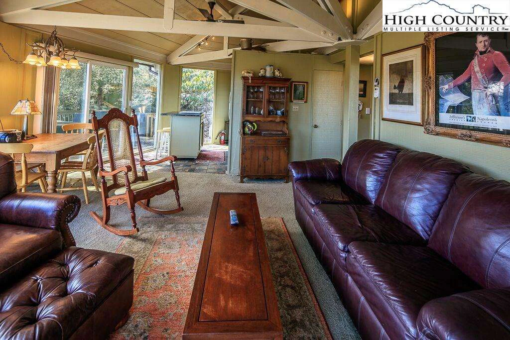 Image number 4 for the current listing