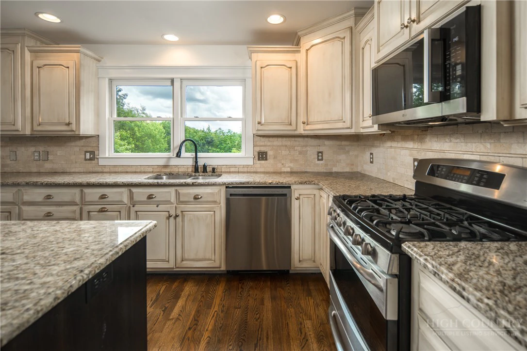 Image number 11 for the current listing