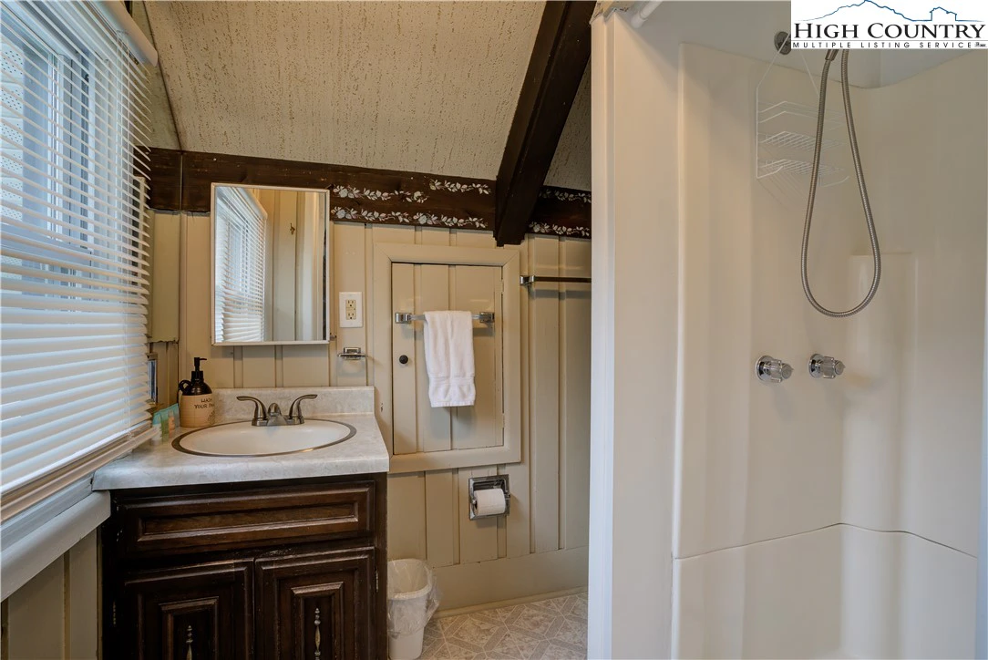 Image number 9 for the current listing