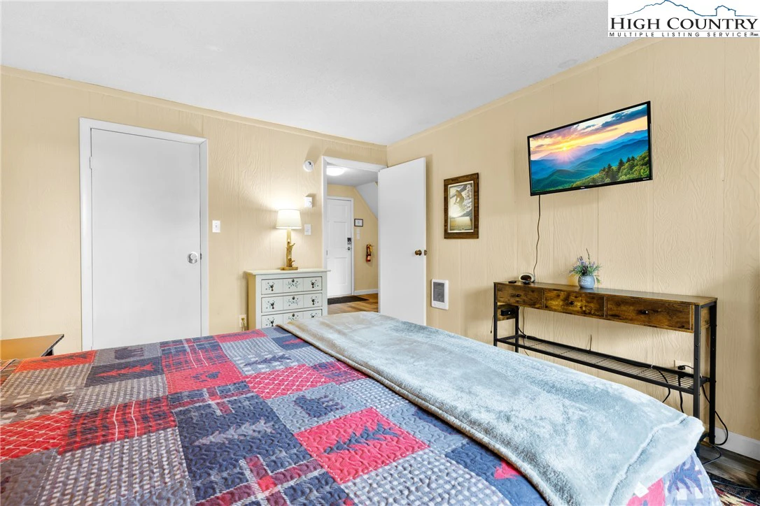 Image number 13 for the current listing