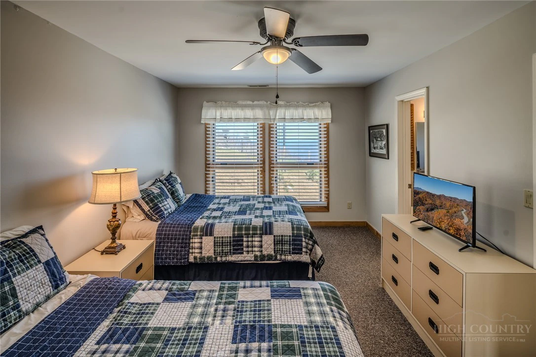 Image number 4 for the current listing