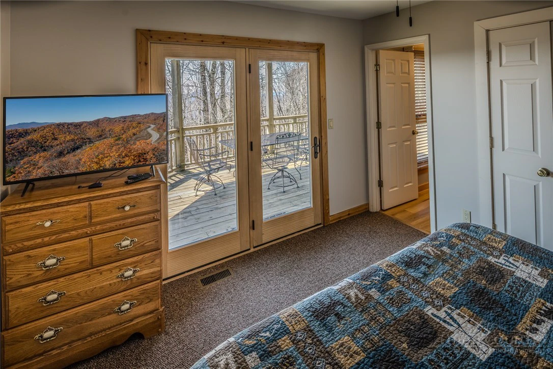 Image number 14 for the current listing