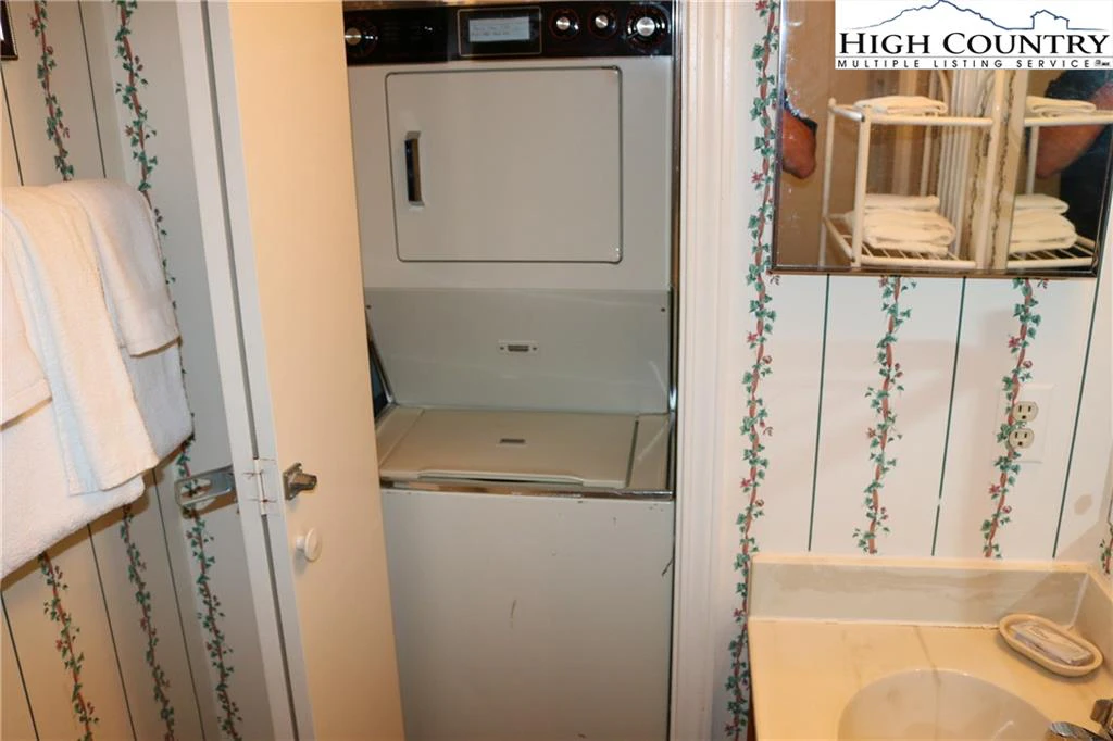 Image number 11 for the current listing