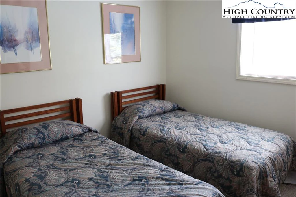Image number 9 for the current listing