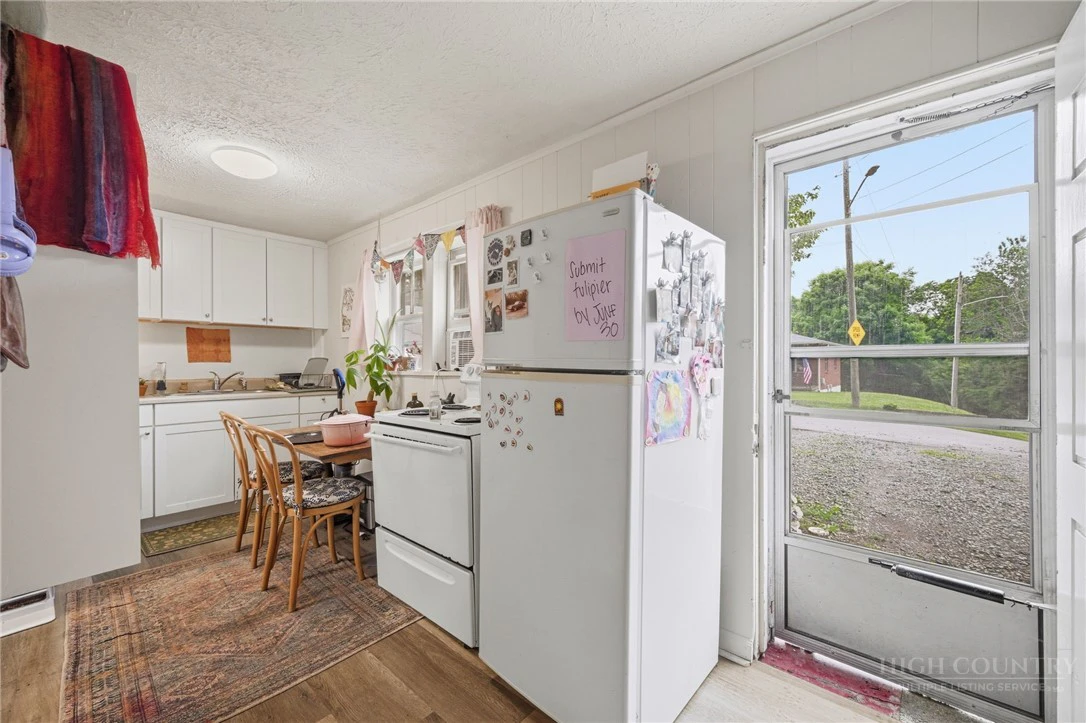 Image number 9 for the current listing