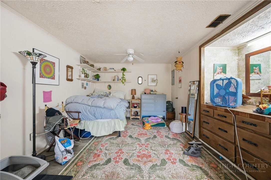 Image number 11 for the current listing