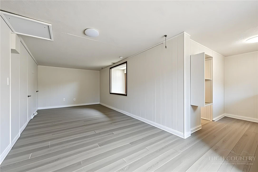 Image number 14 for the current listing