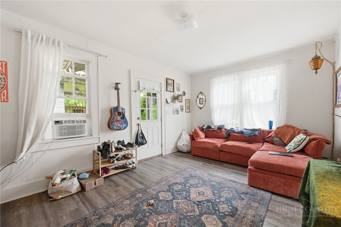 Image number 16 for the current listing