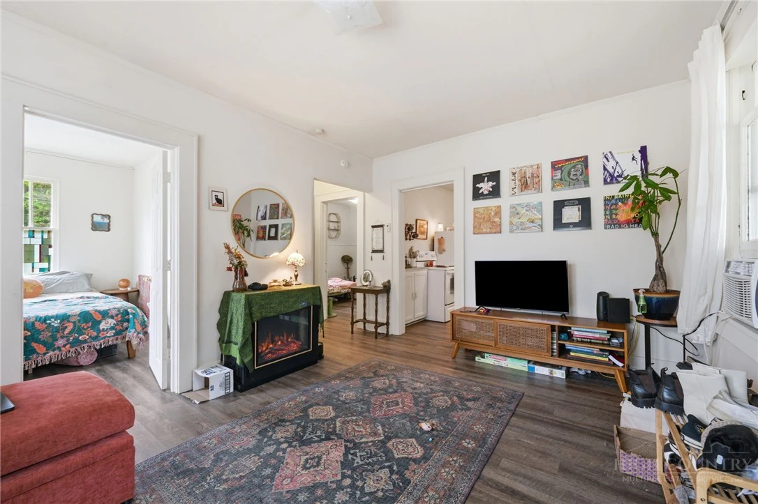 Image number 17 for the current listing