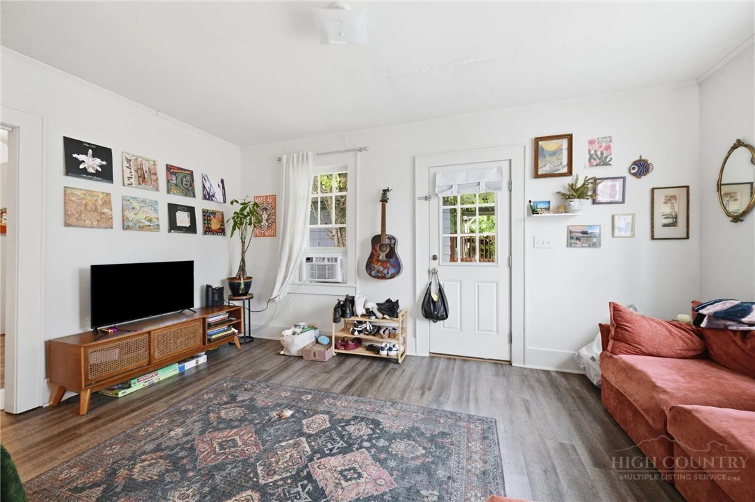 Image number 18 for the current listing
