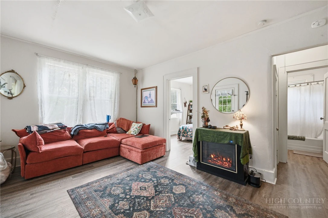 Image number 19 for the current listing