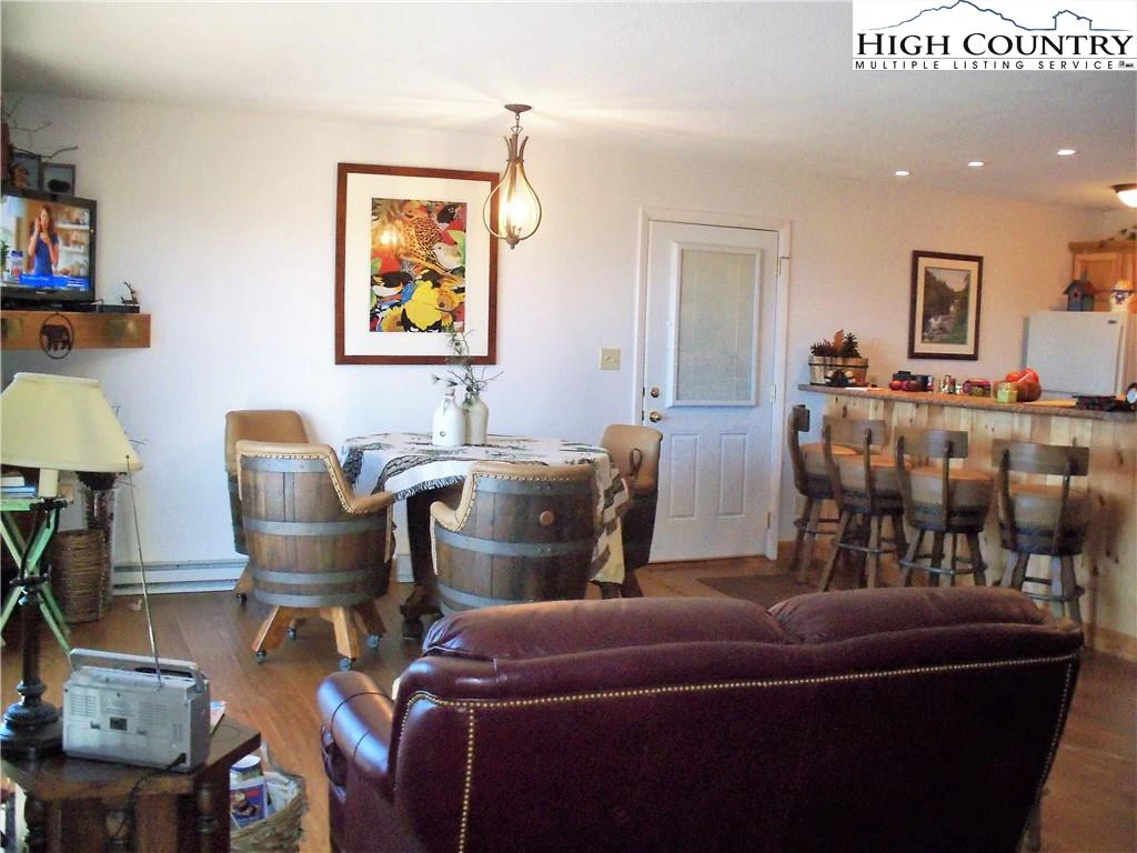 Image number 3 for the current listing