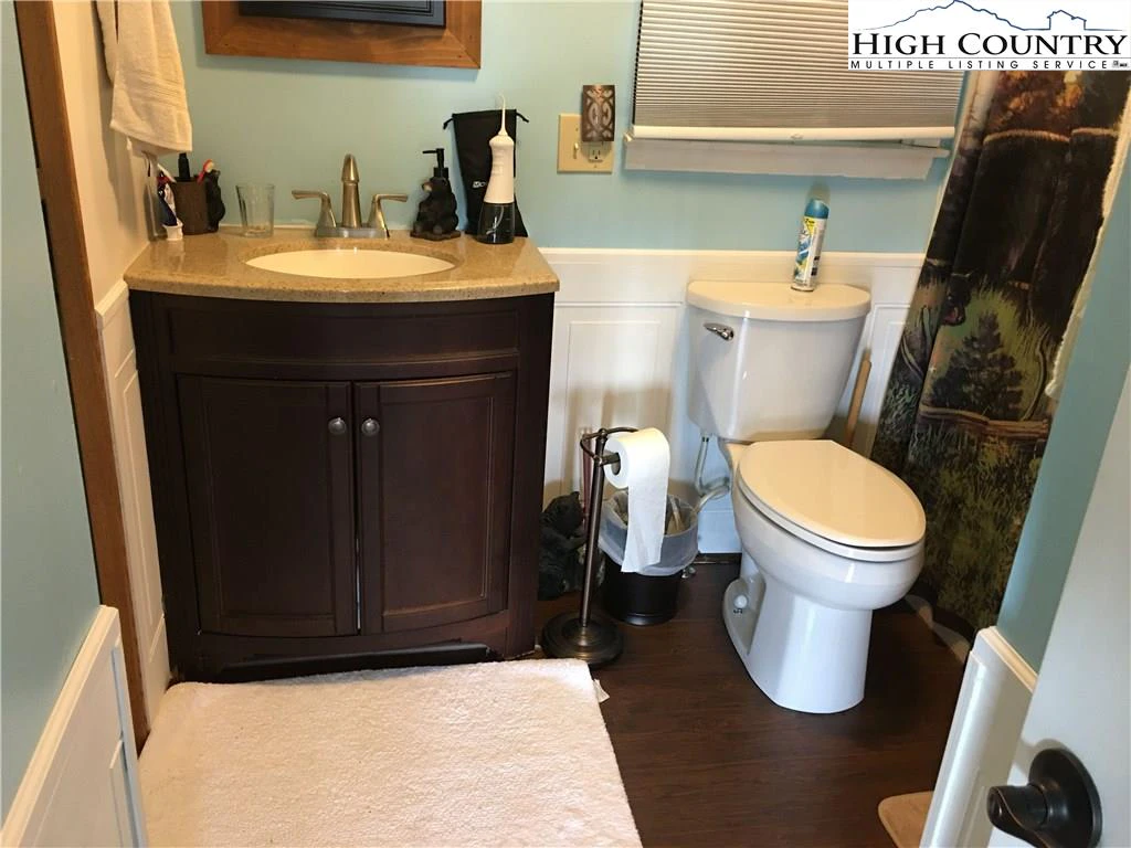 Image number 1 for the current listing