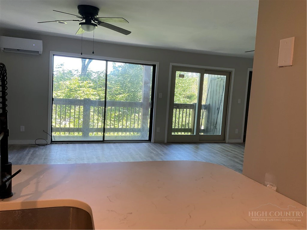 Image number 3 for the current listing
