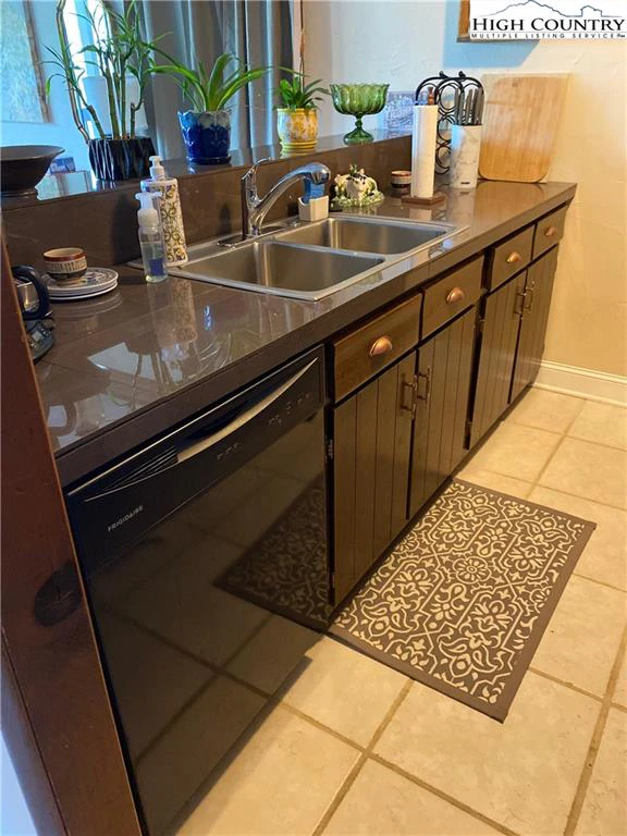 Image number 5 for the current listing
