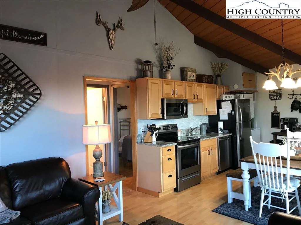 Image number 19 for the current listing