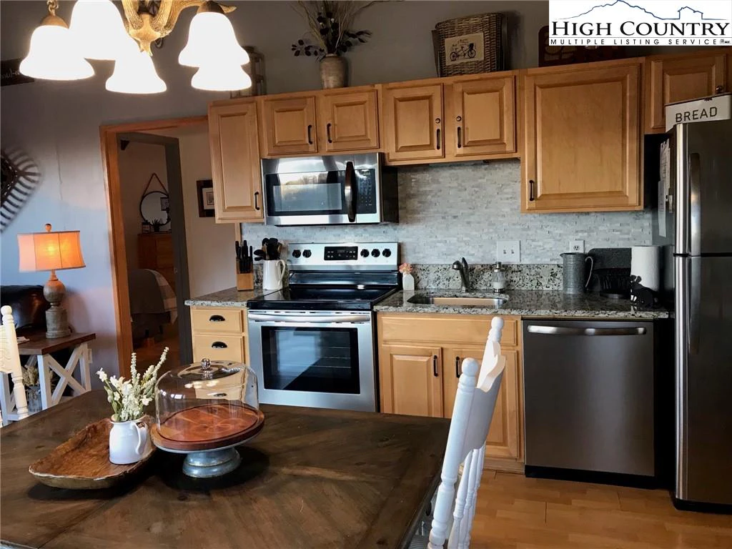 Image number 3 for the current listing